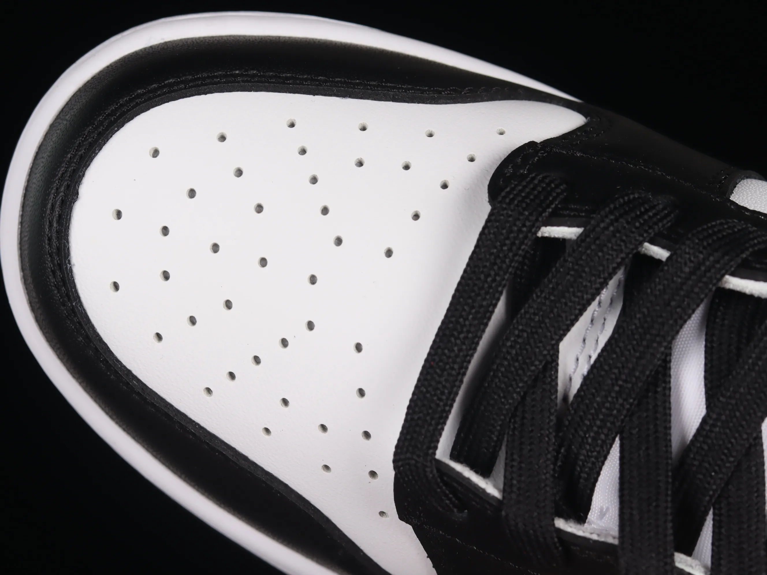 All Categories Nk SB Dunk Series Nk Dunk SB High High-top sneakers Nk SB Dunk High Black and white Panda SB smashed backboard high-top sneakers DD1399-105